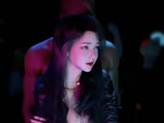 جميلة آسيوية ورجال سود يرقصون