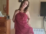 فتاة عربية ذات صدر كبير ترقص بشكل استفزازي